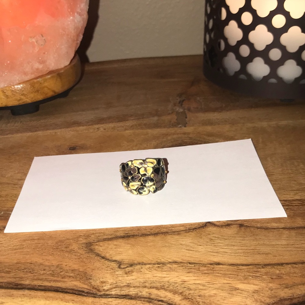 Thick ring with flower design